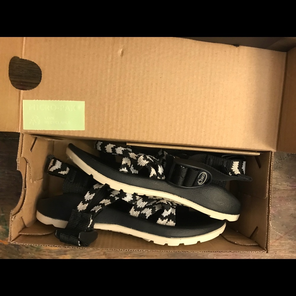 NWT KIDS CHACOS SIZE 12- Black and White